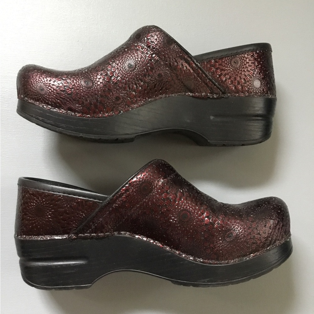 Dansko Medallion Burgundy Clogs Shoes - Picture 3 of 7